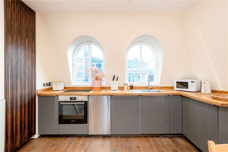 2 bedroom flat, Curzon Street, Mayfair W1J - Available