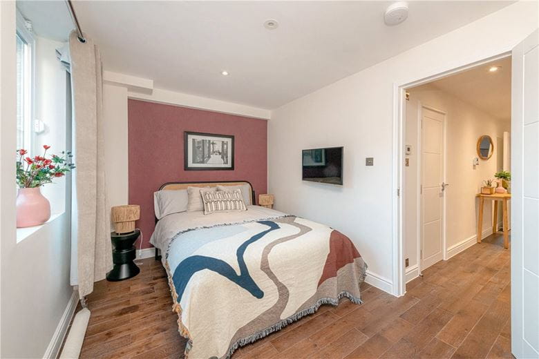 2 bedroom flat, Curzon Street, Mayfair W1J - Available