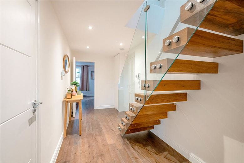 2 bedroom flat, Curzon Street, Mayfair W1J - Available