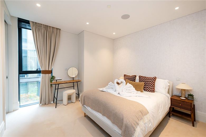 3 bedroom flat, Cork Street, Mayfair W1S - Available