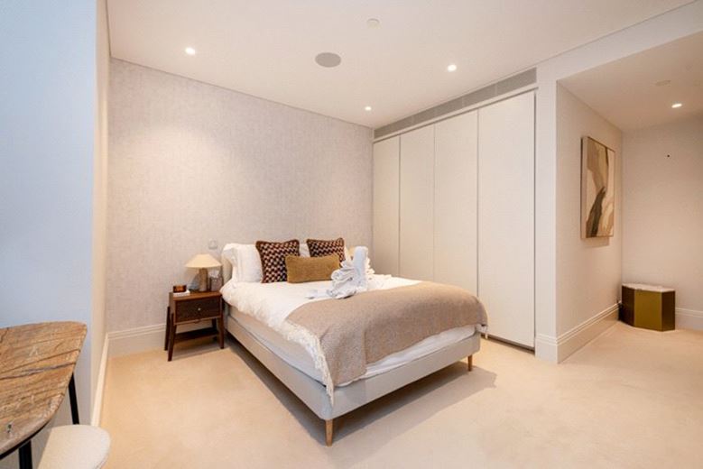 3 bedroom flat, Cork Street, Mayfair W1S - Available