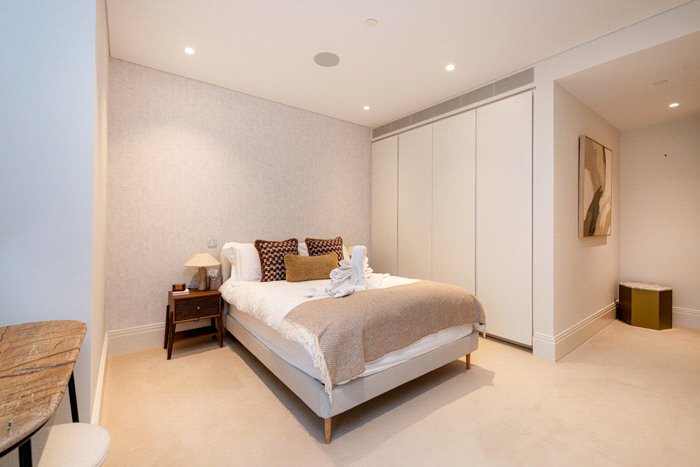 3 bedroom flat, Cork Street, Mayfair W1S - Available