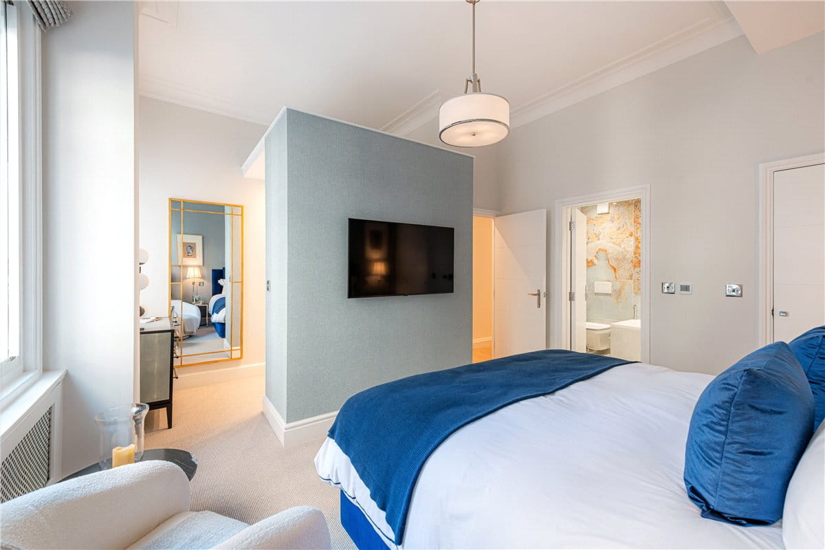 2 bedroom flat, Park Street, Mayfair W1K - Available