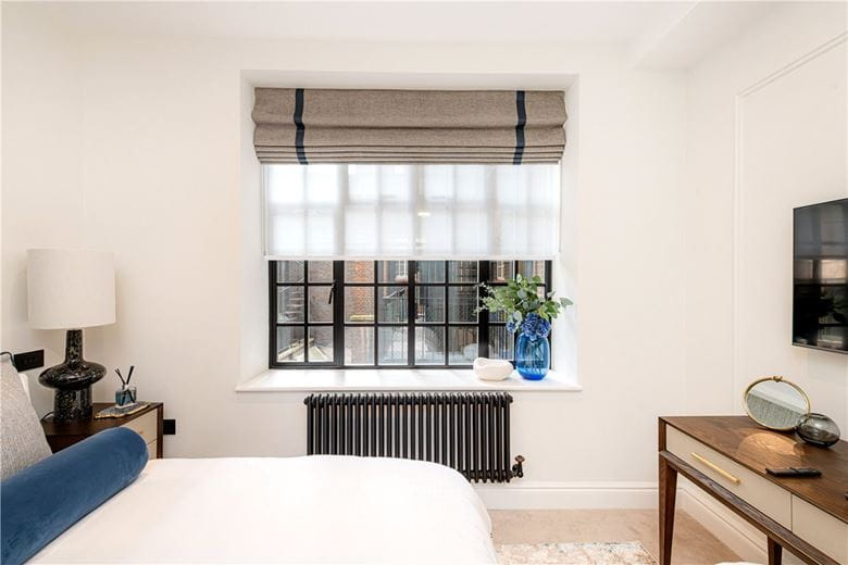 3 bedroom flat, Curzon Street, Mayfair W1J - Available