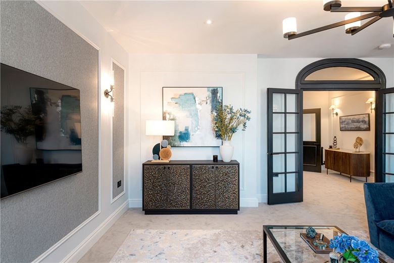 3 bedroom flat, Curzon Street, Mayfair W1J - Available