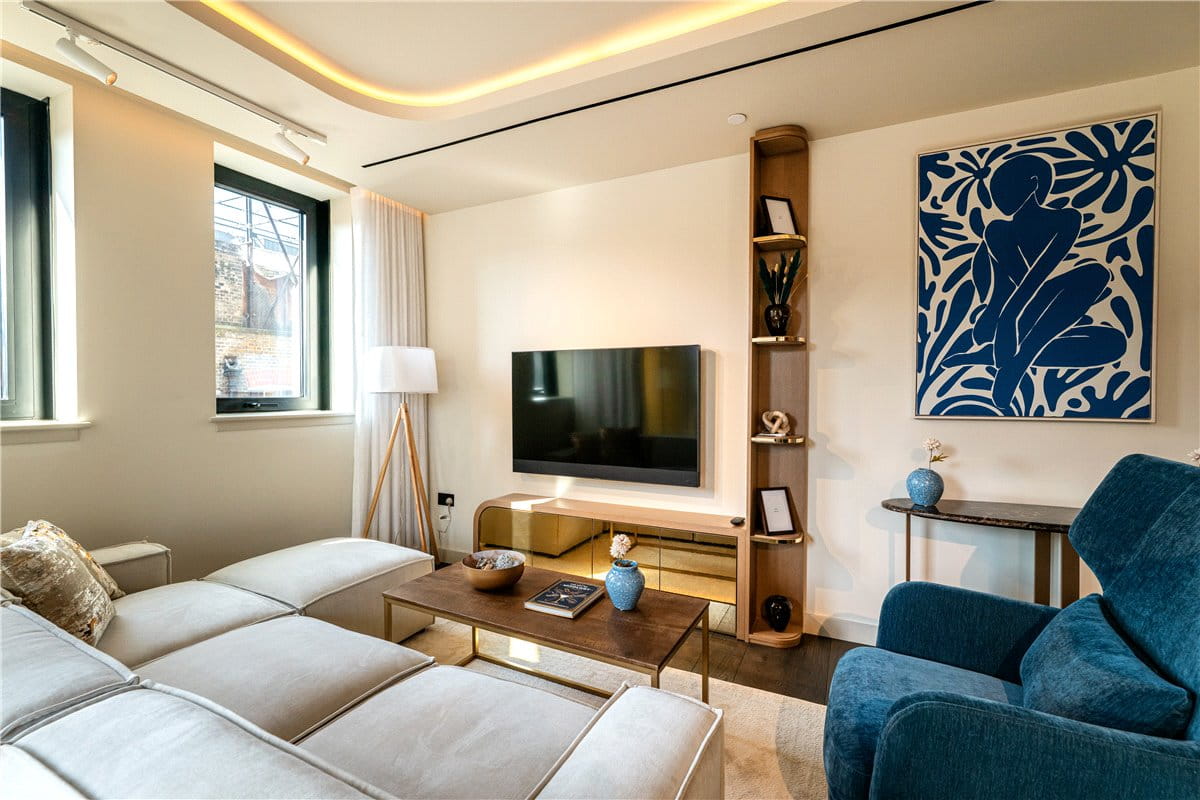 3 bedroom flat, Fareham Street, London W1F - Available