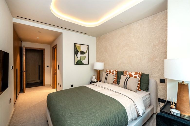 3 bedroom flat, Fareham Street, London W1F - Available