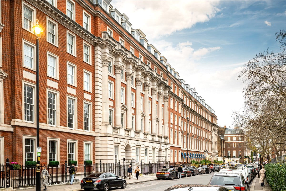 2 bedroom flat, Grosvenor Square, Mayfair W1K - Available