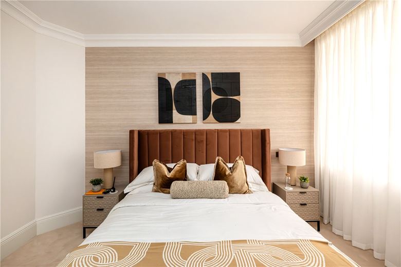 2 bedroom flat, Stratton Street, London W1J - Available