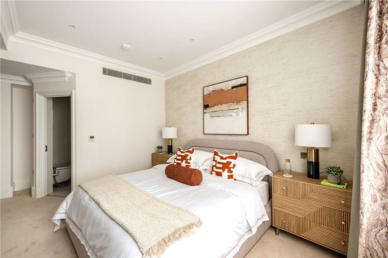 2 bedroom flat, Stratton Street, London W1J - Available