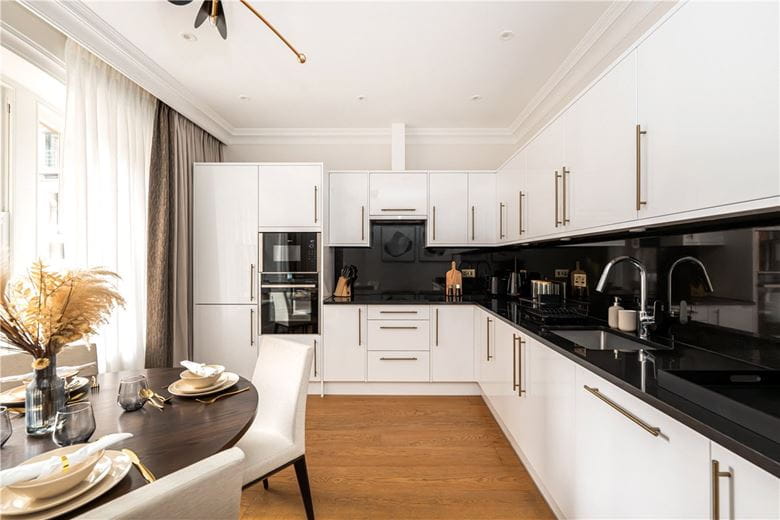 2 bedroom flat, Stratton Street, London W1J - Available