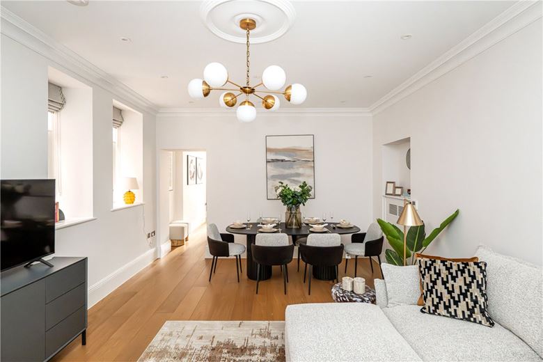 2 bedroom flat, Stratton Street, London W1J - Available