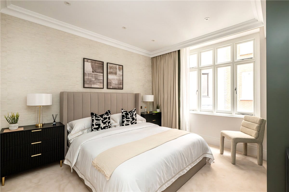 3 bedroom flat, Stratton Street, London W1J - Available