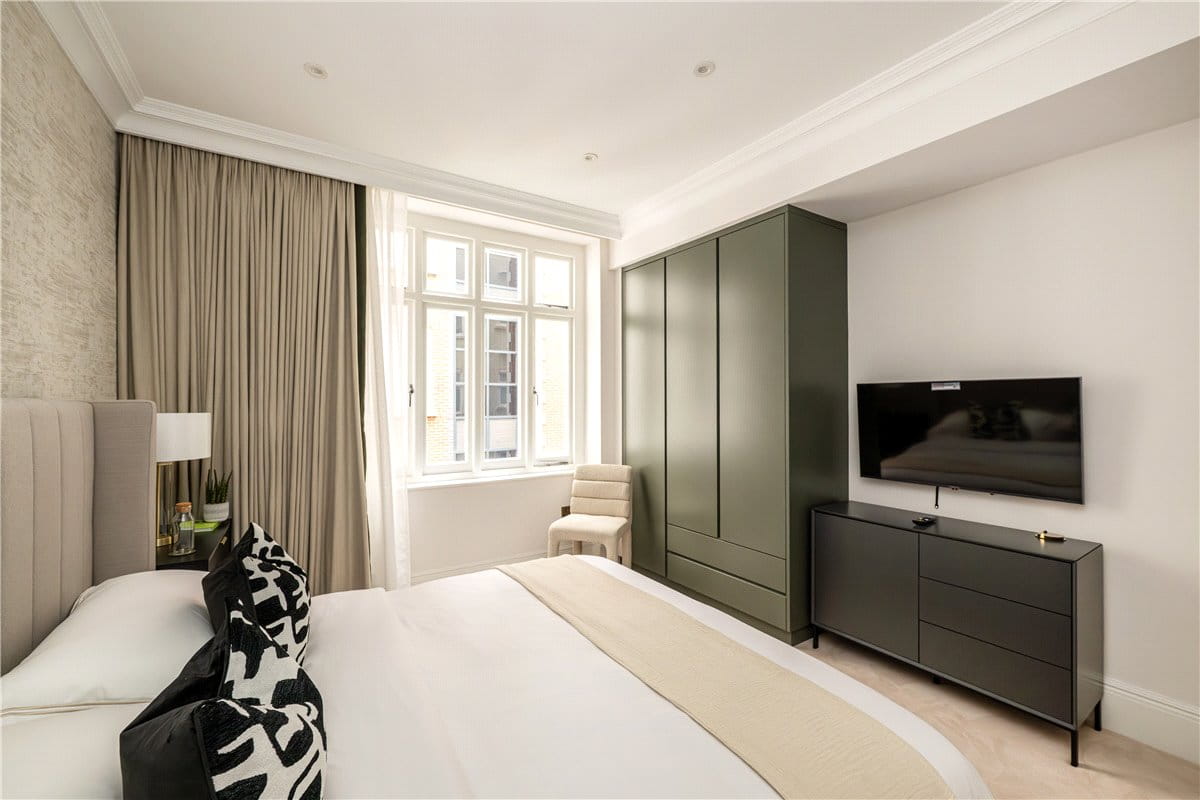 3 bedroom flat, Stratton Street, London W1J - Available