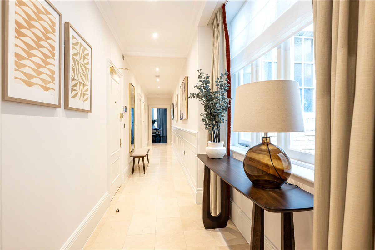 3 bedroom flat, Stratton Street, London W1J - Available