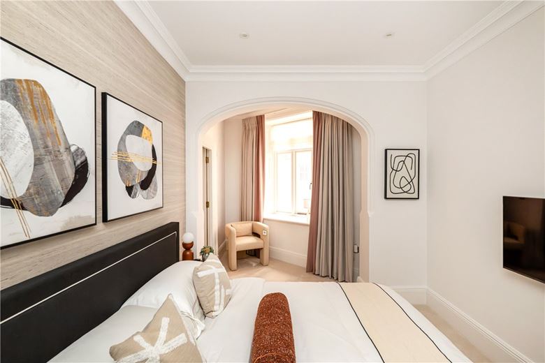 3 bedroom flat, Stratton Street, London W1J - Available