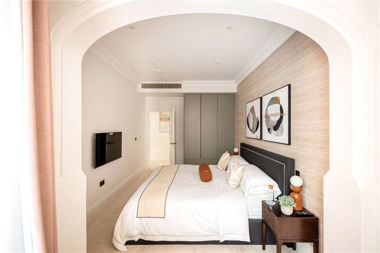 3 bedroom flat, Stratton Street, London W1J - Available