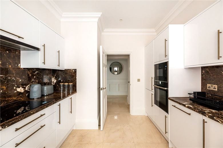 3 bedroom flat, Stratton Street, London W1J - Available