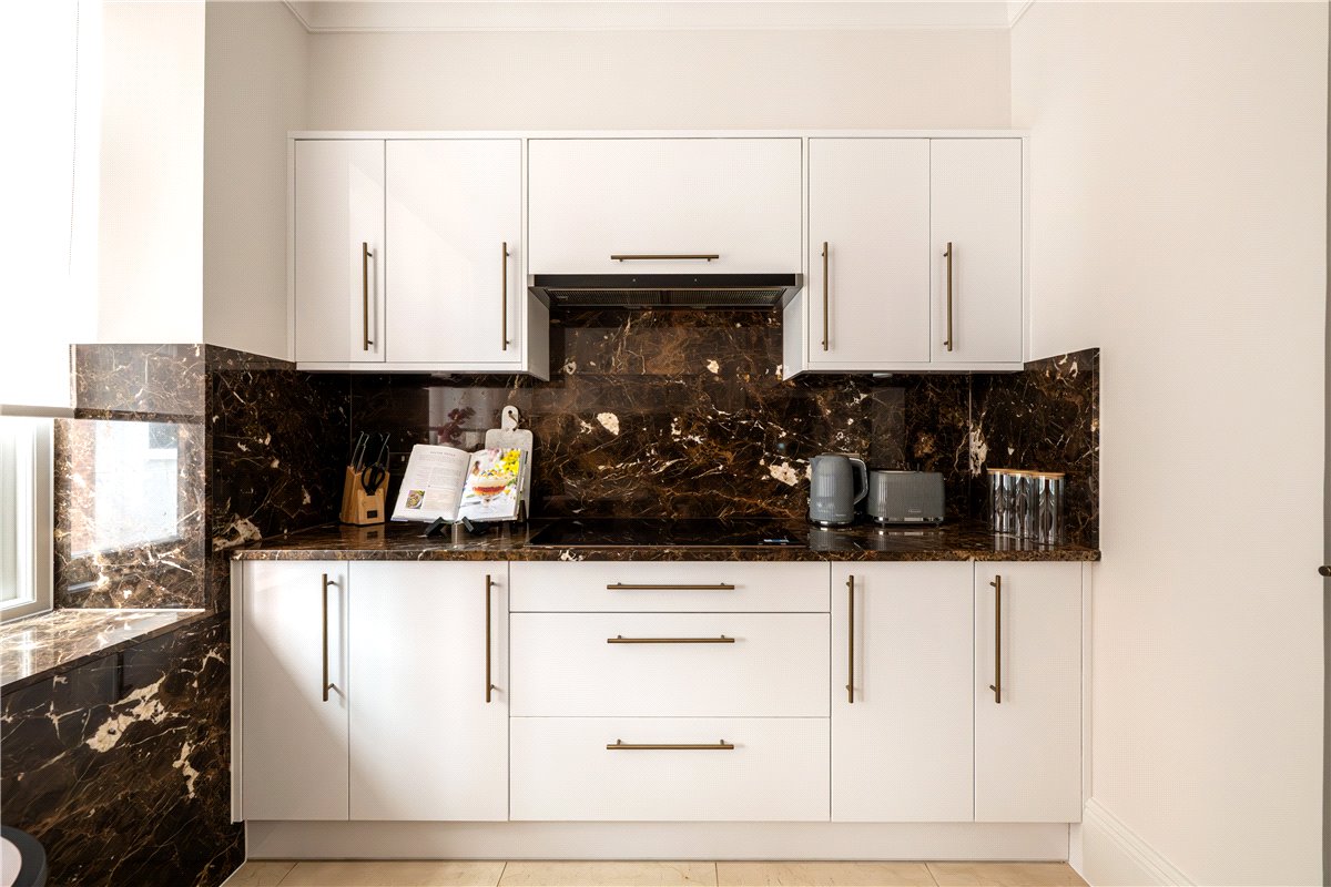 3 bedroom flat, Stratton Street, London W1J - Available