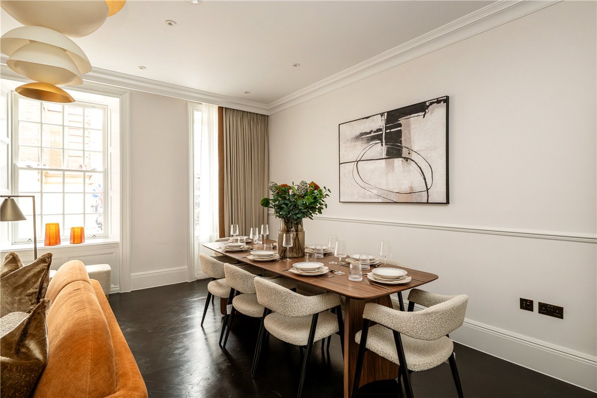 3 bedroom flat, Stratton Street, London W1J - Available