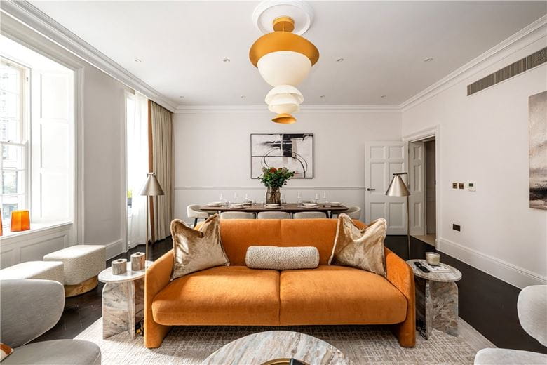 3 bedroom flat, Stratton Street, London W1J - Available