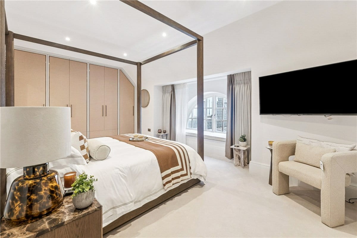 3 bedroom flat, Stratton Street, London W1J - Available