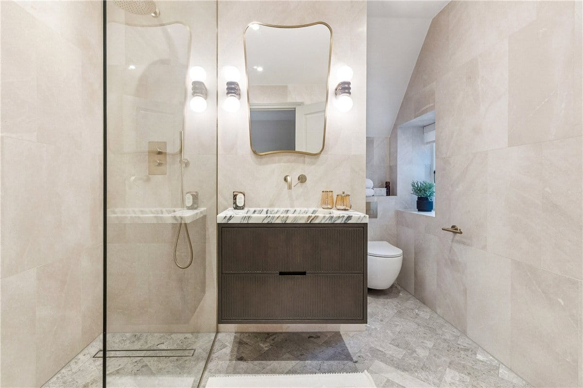 3 bedroom flat, Stratton Street, London W1J - Available