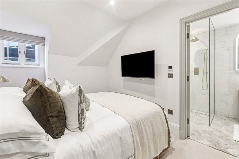 3 bedroom flat, Stratton Street, London W1J - Available
