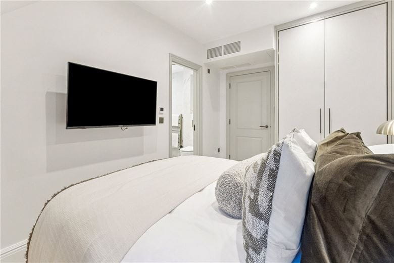 3 bedroom flat, Stratton Street, London W1J - Available