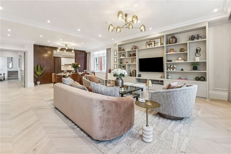 3 bedroom flat, Stratton Street, London W1J - Available