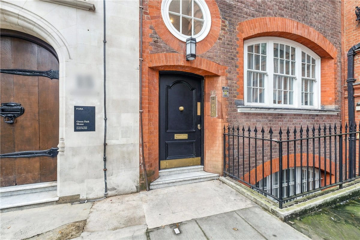 3 bedroom flat, Stratton Street, London W1J - Available
