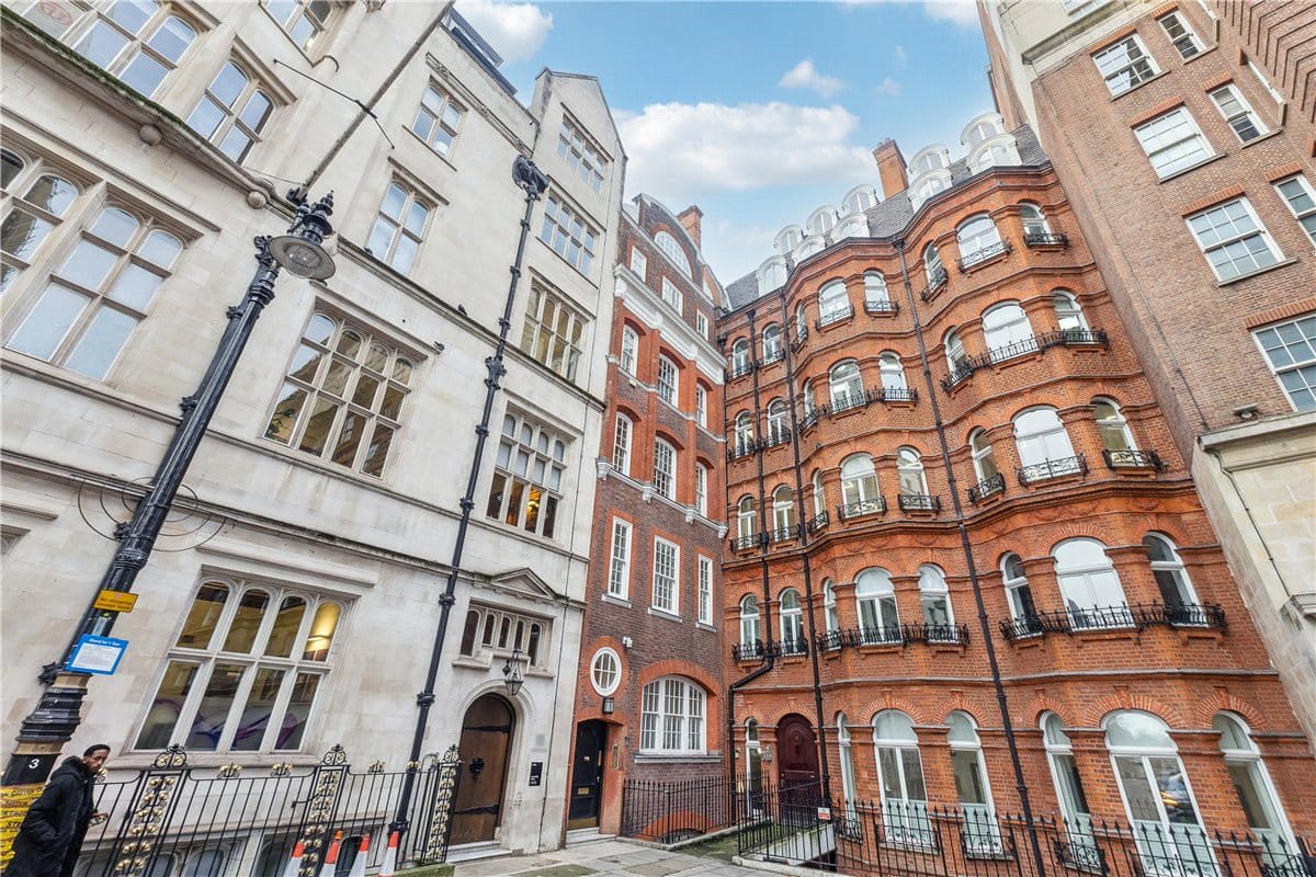 3 bedroom flat, Stratton Street, London W1J - Available