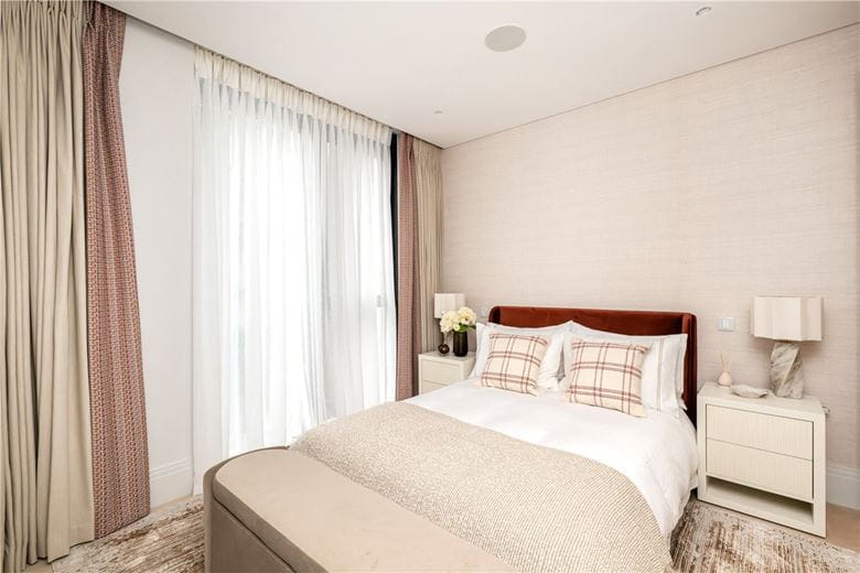 2 bedroom flat, Cork Street, Mayfair W1S - Let Agreed