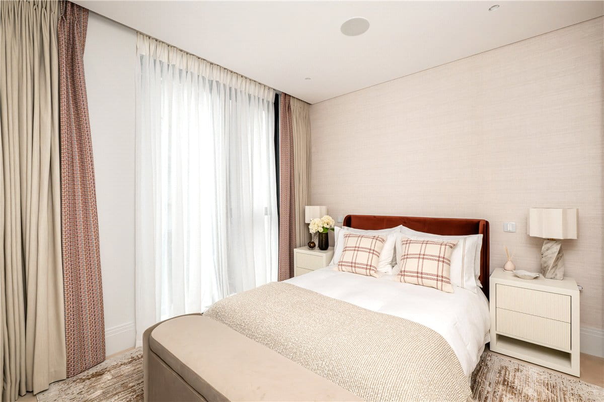 2 bedroom flat, Cork Street, Mayfair W1S - Let Agreed