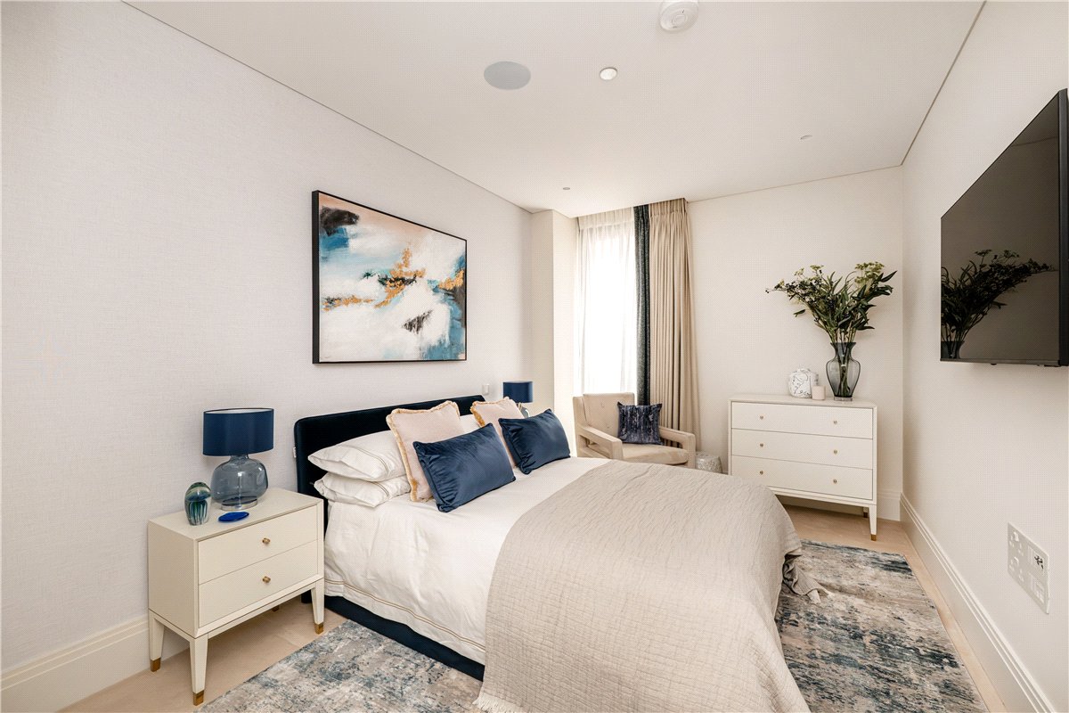 2 bedroom flat, Cork Street, Mayfair W1S - Available