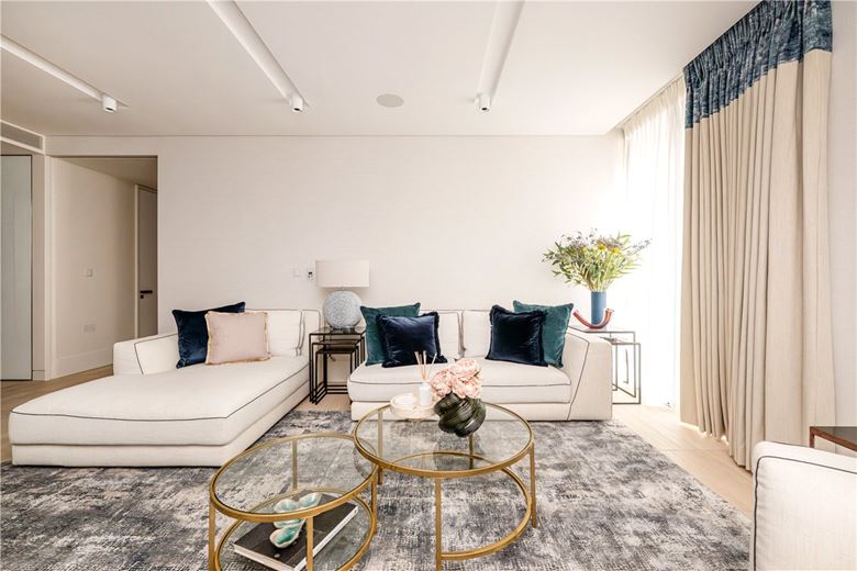 2 bedroom flat, Cork Street, Mayfair W1S - Available