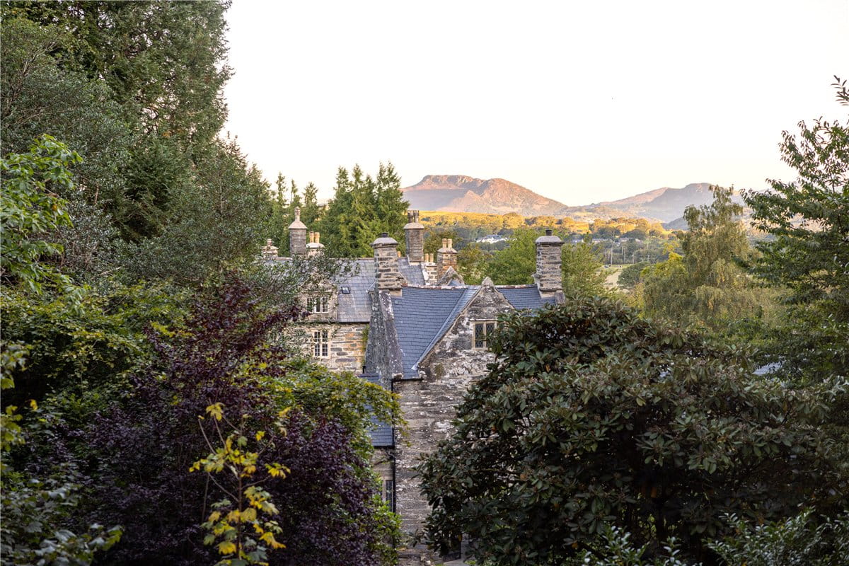 11 bedroom house, Talsarnau, Gwynedd LL47 - Available