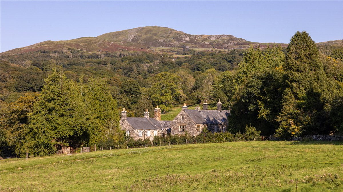 11 bedroom house, Talsarnau, Gwynedd LL47 - Available