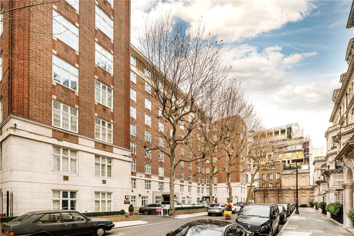 1 bedroom flat, Chesterfield Gardens, Mayfair W1J - Available