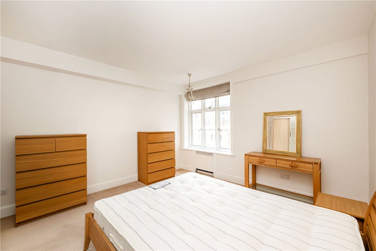 1 bedroom flat, Chesterfield Gardens, Mayfair W1J - Available