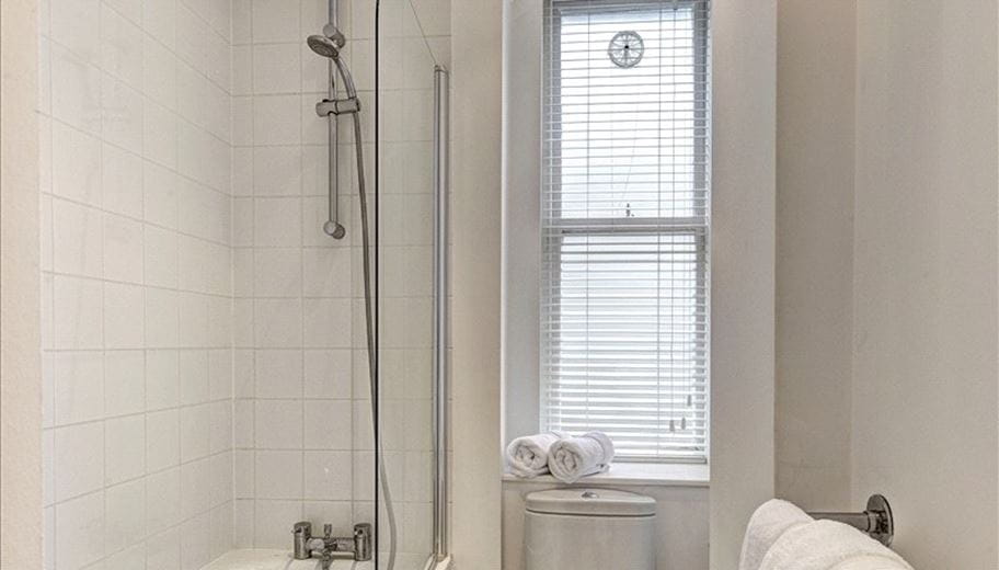 1 bedroom flat, Hill Street, London W1J - Available