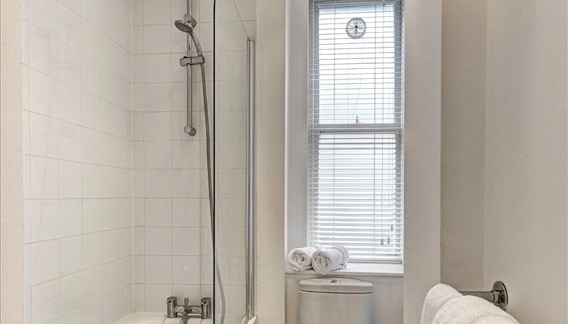 1 bedroom flat, Hill Street, London W1J - Available