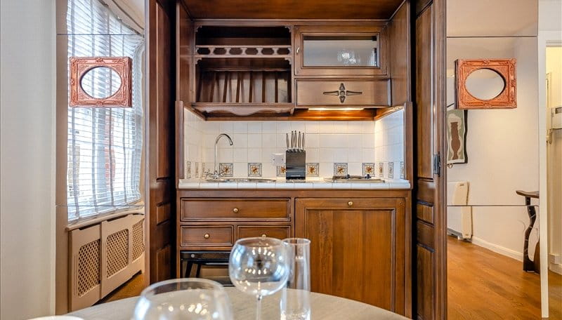 1 bedroom flat, Hill Street, London W1J - Available