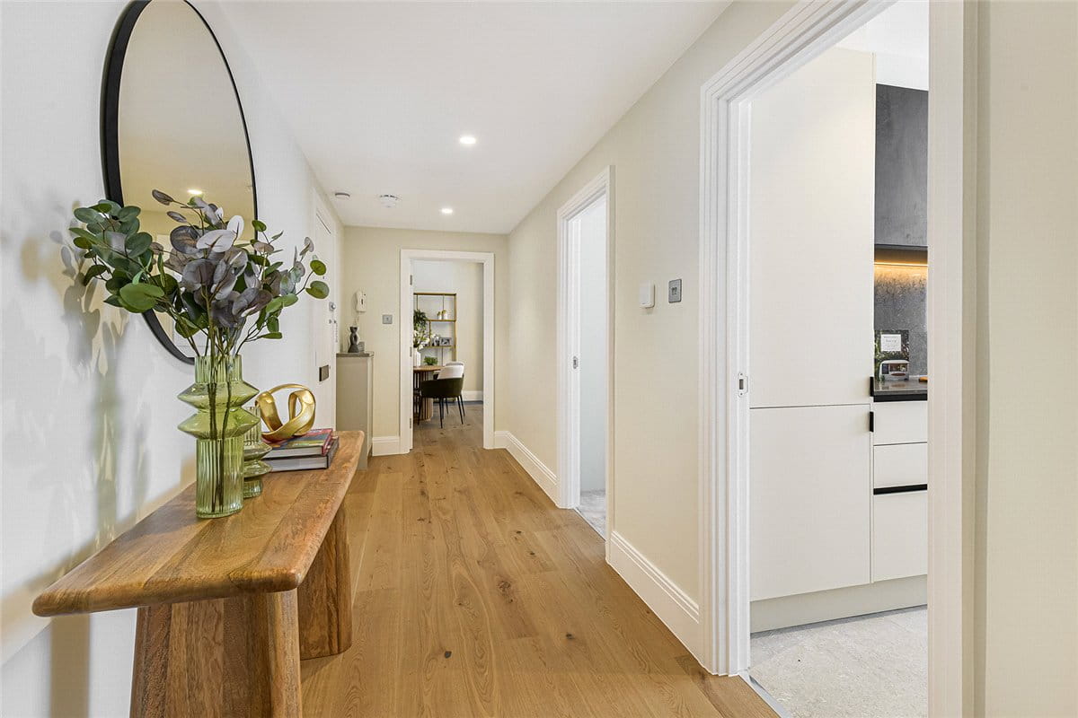 2 bedroom flat, Richmond Court, 200 Sloane Street SW1X - Available
