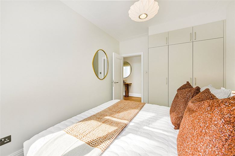 2 bedroom flat, Richmond Court, 200 Sloane Street SW1X - Available