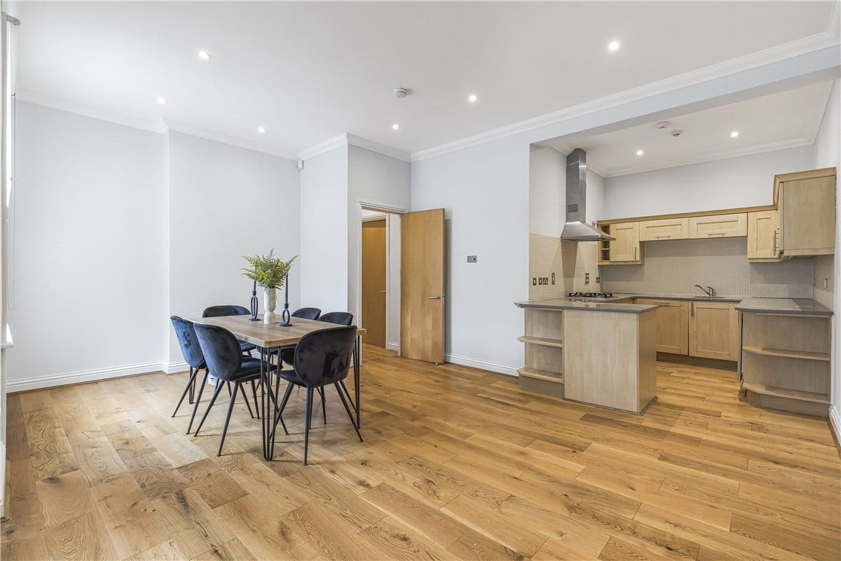 3 bedroom flat, Marylebone High Street, Marylebone W1U - Available