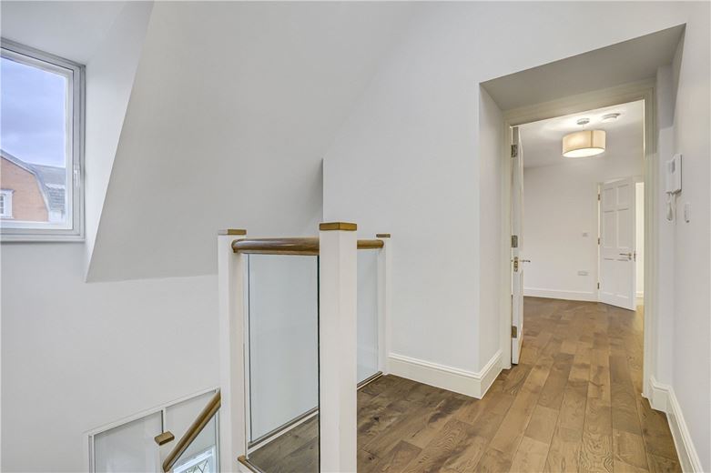 3 bedroom flat, Queen Anne Street, London W1G - Available