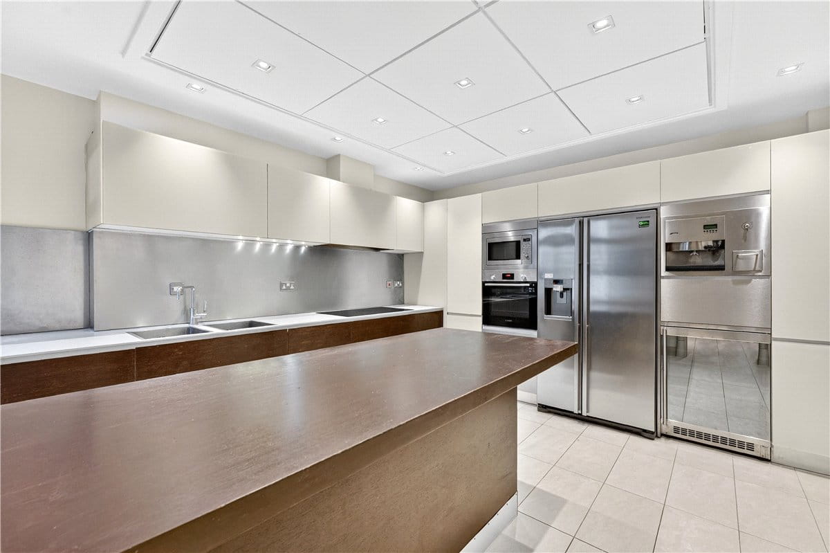 4 bedroom flat, Marylebone Road, Marylebone NW1 - Available