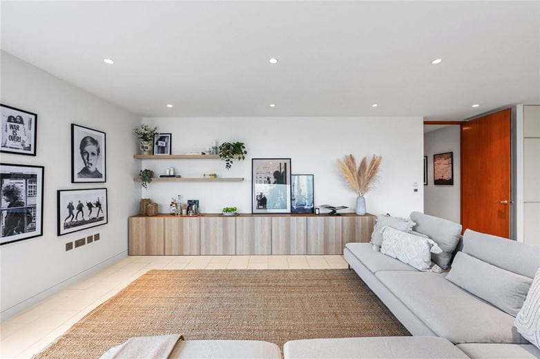 3 bedroom flat, Oval Road, London NW1 - Available