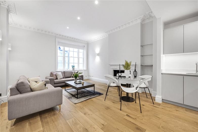 2 bedroom flat, Harley Street, Marylebone W1G - Available